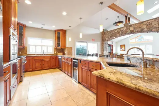 Modern kitchen with granite countertops at Gratitude Lodge, a detox center in Los Angeles.
