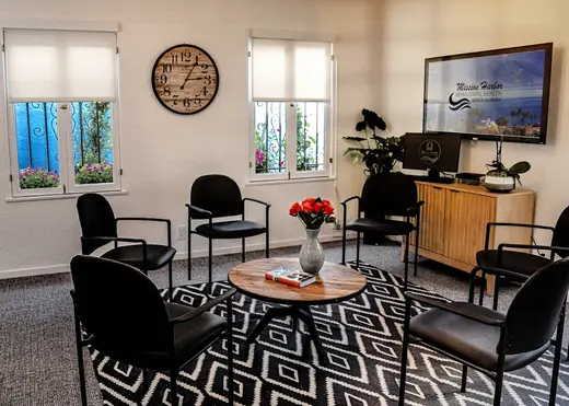 Inviting group therapy room with plants at Mission Harbor Behavioral Health partial hospitalization program in Los Angeles.